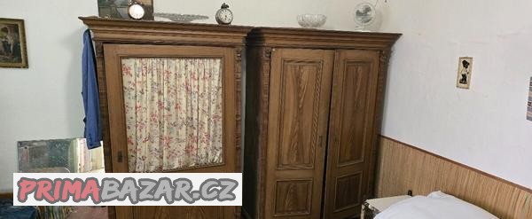 Staré skříně a truhla