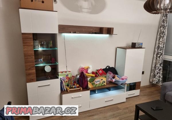 prodam-obyvaci-stenu-280-cm-s-podsvicenim