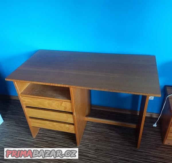 Masivní psací stůl