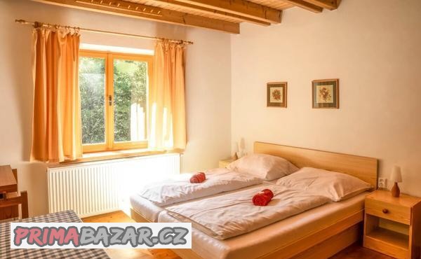 postel-vcetne-2x-matrace-2x-stolecek-2x-lampicka