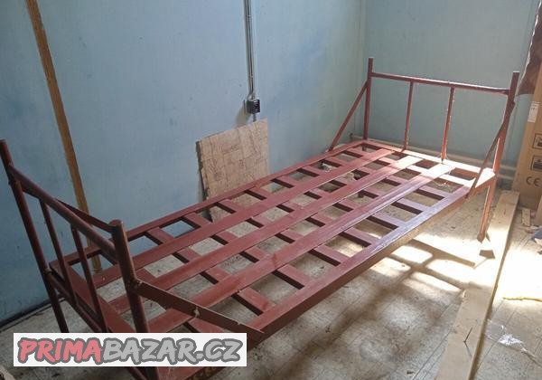 vojenska-kovova-postel