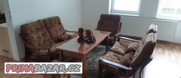 sedacka-konferencni-stolek-koberec