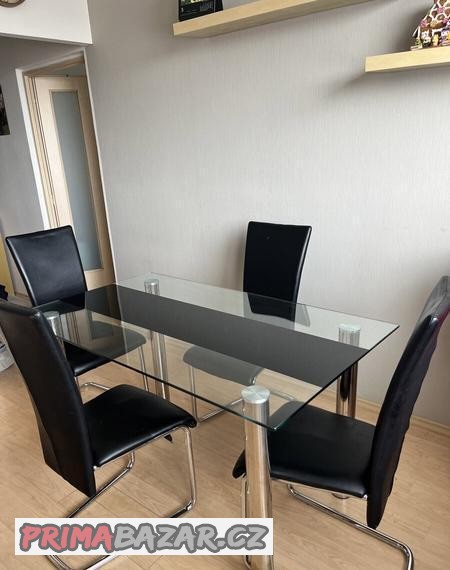 skleneny-jidelni-stul-kozenkove-cerne-zidle