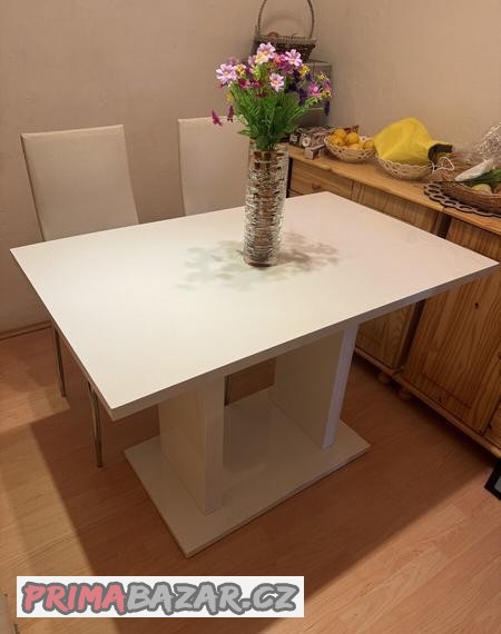 jidelni-stul-se-zidlemi