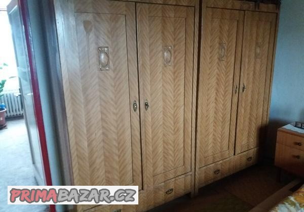 Prodám dvě starožitné ložnicové skříně