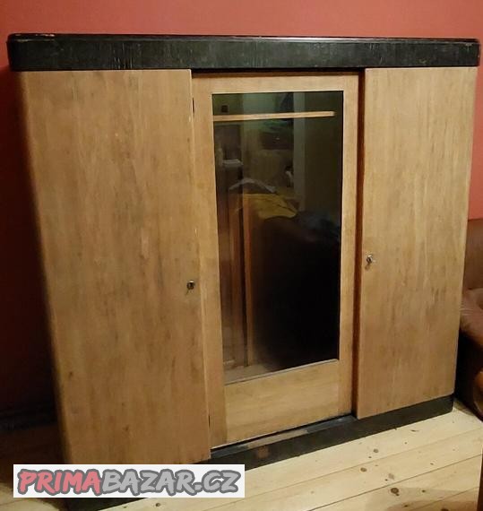 Prvorepubliková šatní skříň