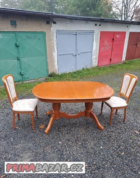 Oválný jídelní stůl