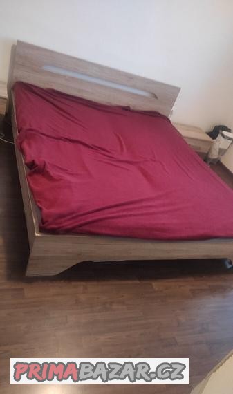 ram-postele-180-x-200-cm-s-nocnimi-stolky