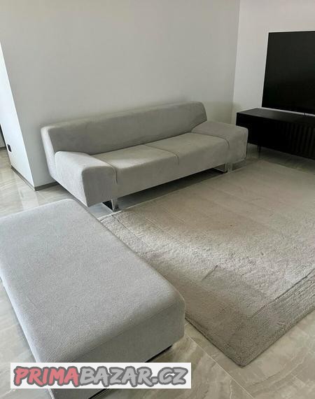designovy-set-pohovka-a-taburet