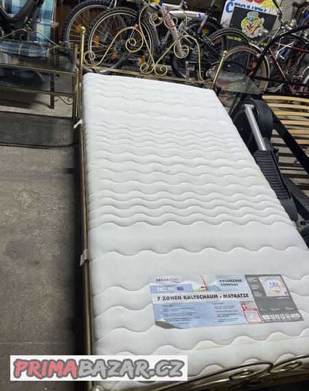 postel-matrace-stolek