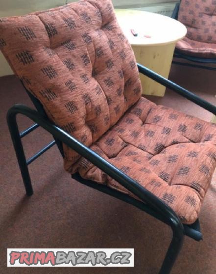 kovova-kresla-cerna-s-polstrovanim