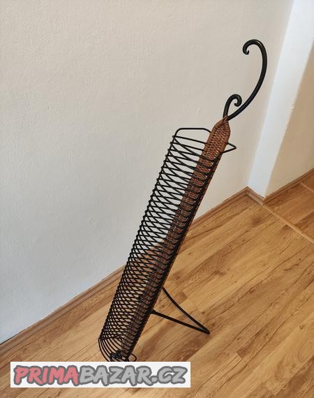 Veliký kovový stojan na 46 ks CD/DVD