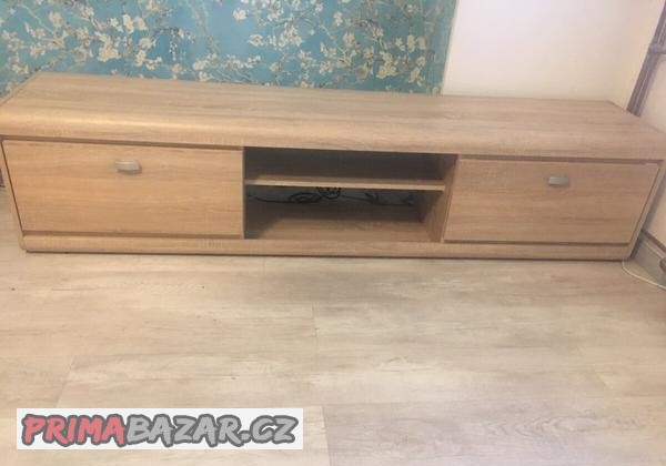 komoda-vetsi-stolek-pod-tv