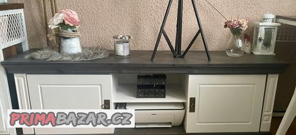 tv-stolek-z-masivniho-dreva