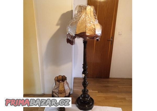 par-krasnych-stojacich-lamp-s-kozenym-cilindrem