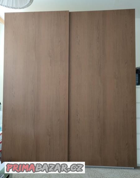 satni-skrin-s-posuvnymi-dvermi-ikea-pax-tmave-hneda