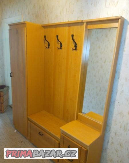 nabytek-do-chodby-satnik-vesaky-botnik