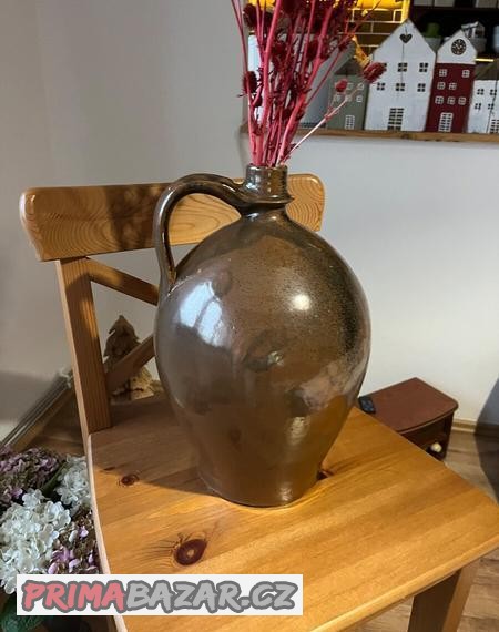 Starý kameninový džbán