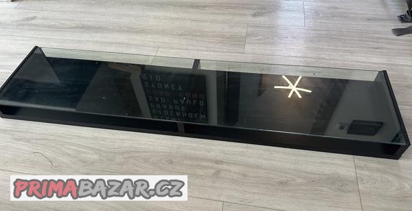 police-pod-monitor-televizi-na-stul