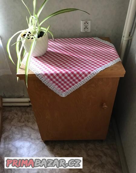 skrinka-s-manualnim-sicim-strojem-znacky-veritas