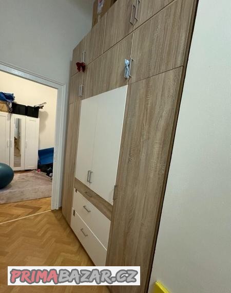 Velká šatní skřín s 2 skříňovými nástavci