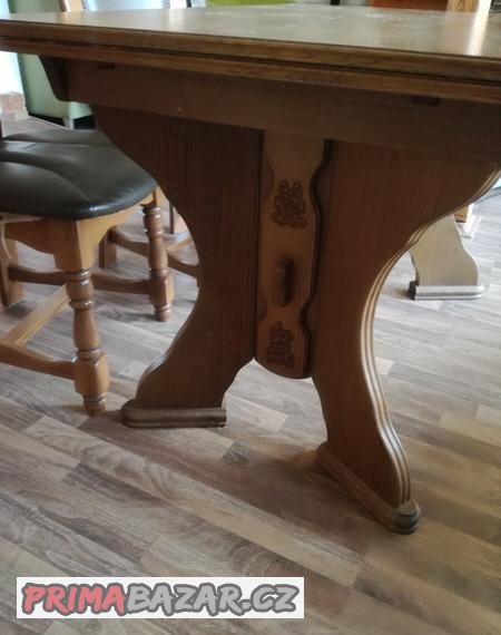 rozkladaci-jidelni-stul-a-zidle-masiv