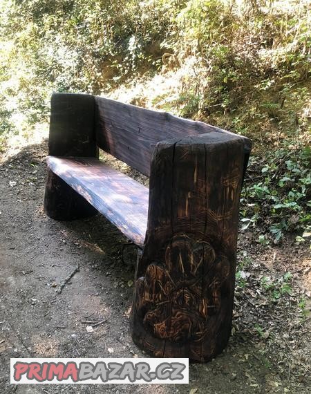 bytelná lavice s vyřezaným  motivem