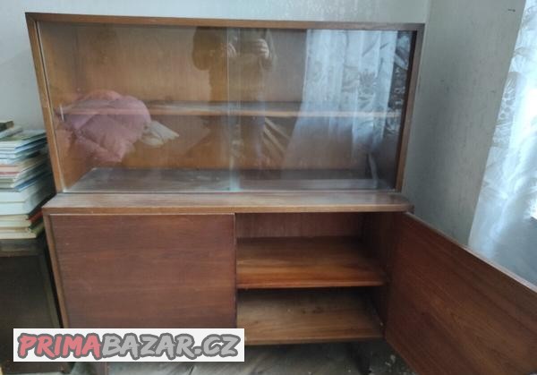 Skříňka s vitrínou