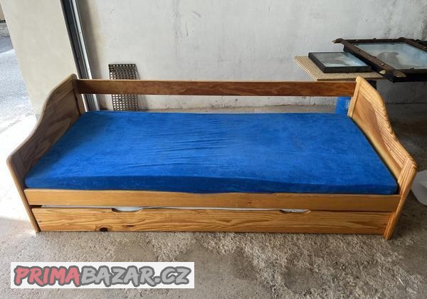 drevena-postel-s-pristylkou