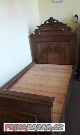 stara-drevena-postel