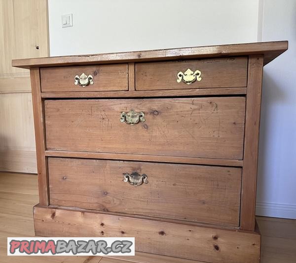 Starožitná masivní komoda
