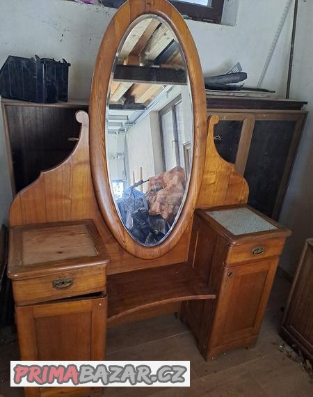 psycha-se-zrcadlem-stolek