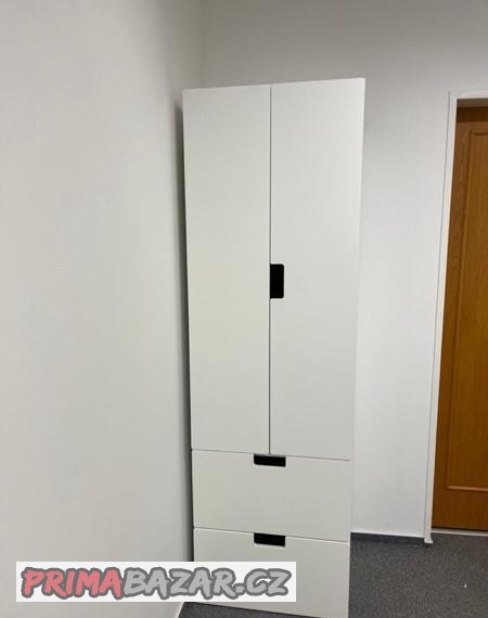 satni-skrin-ikea-bila-se-2-zasuvkami