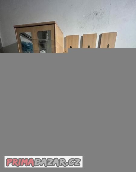 skri-vesak-na-kabaty-lavice-s-botnikem-a-zrcadlem