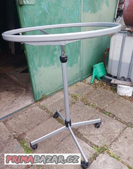 prodej-stojanu-na-odevy