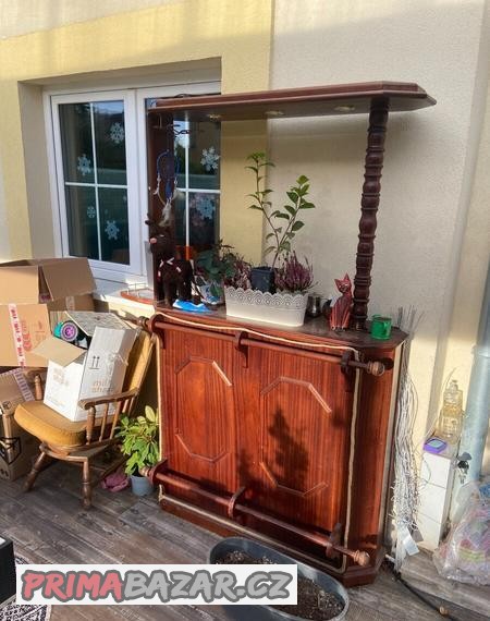 bar-s-uloznym-prostorem-osvetleny-praha-6