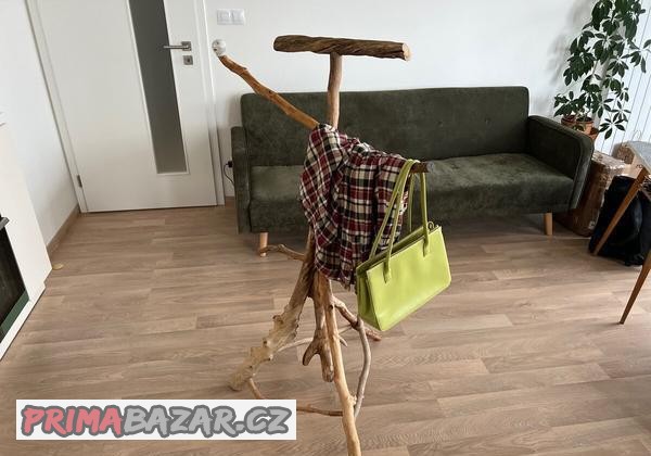 nemy-sluha-z-vetvi-odkladac-na-obleceni