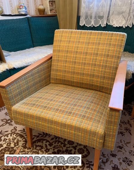 kreslo-retro-socialismus-calounene-vyhodne