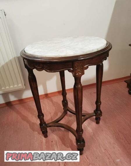Stolek kulatý. Mramor.