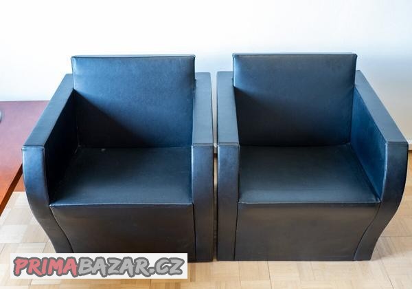 Dvě použitá černá kožená křesla Dvě použitá černá kožená křesla