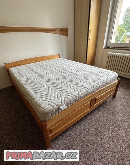 postel-z-masivni-borovice-matrace-magniflex