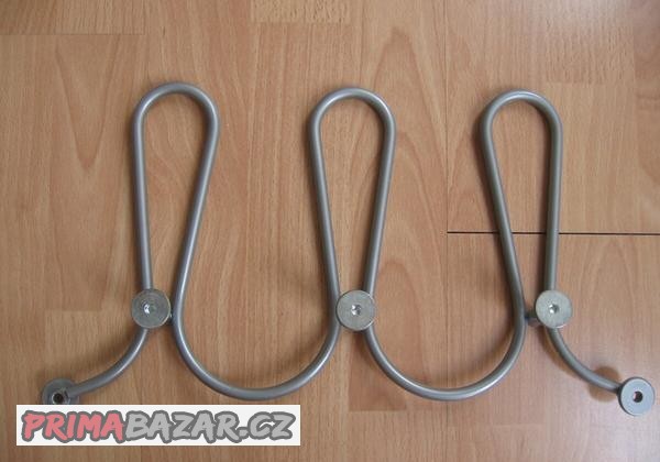 Kovový moderní věšák