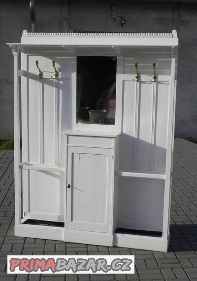 Stará secesní předsíňová stěna