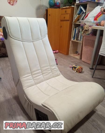 Houpací křeslo s reproduktory