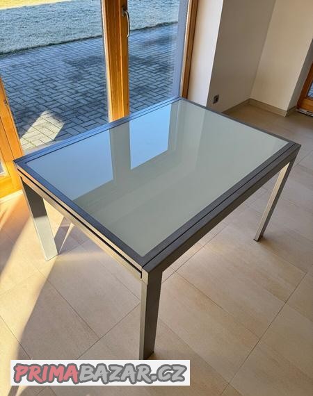 Kovový skleněný rozkládací jídelní stůl