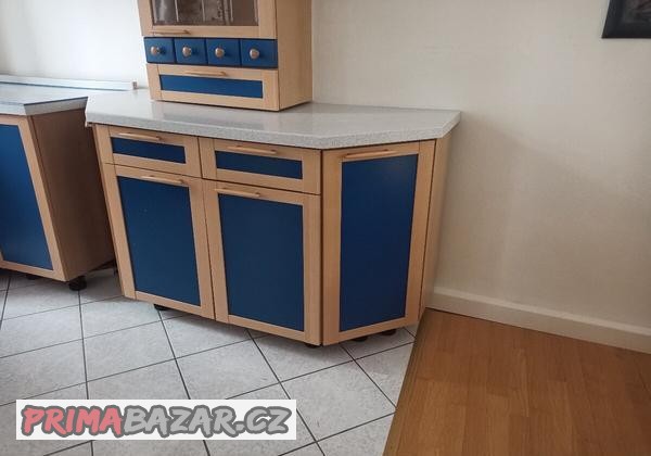 komoda-s-pracovni-deskou-corian