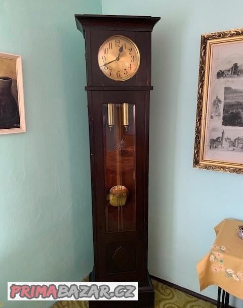 starozitny-nabytek-hodiny-zidle-kredenc