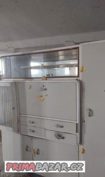 Starý kredenc, skříň do kuchyně