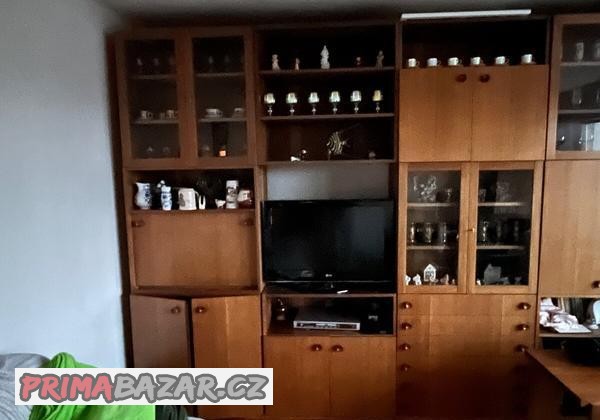 Královna obývací stěna