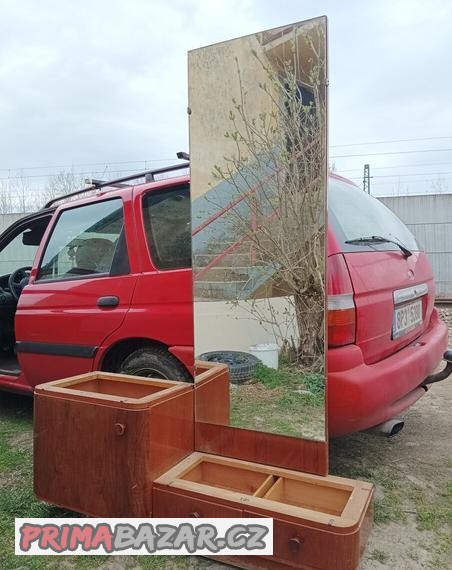 prodam-zrcadlo-a-stolek